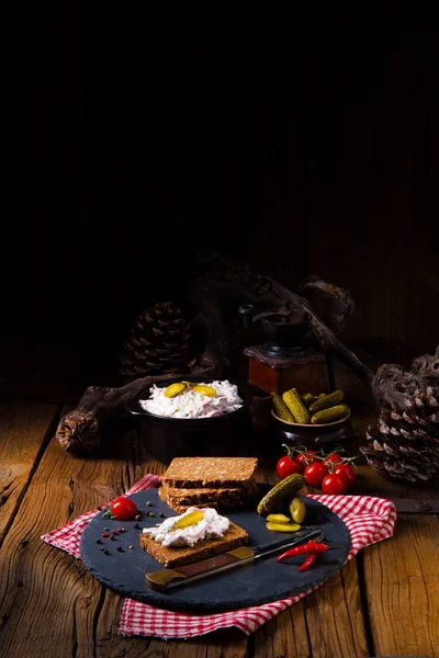 Köstlich Würziger Fleischsalat Mit Gurke Auf Schwarzbrot — Stockfoto