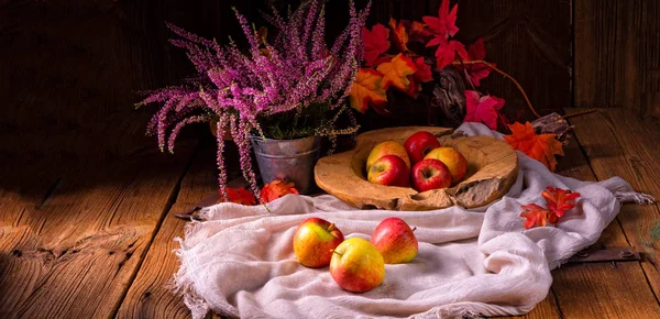 Leckere Europäische Krabbenäpfel Auf Rustikalem Hintergrund — Stockfoto