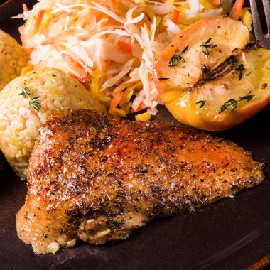 lahana ve elma ile klasik çıtır çıtır kızarmış ördek