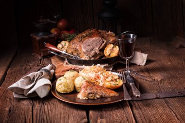 lahana ve elma ile klasik çıtır çıtır kızarmış ördek