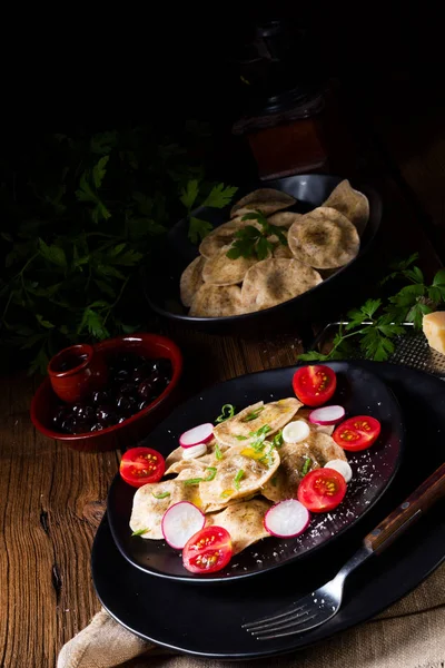 Zeytinyağı, domates ve turp ile lezzetli Mantı