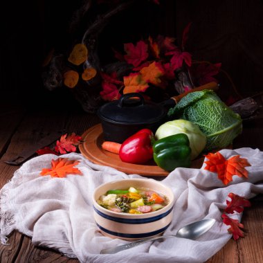 sosis ile lezzetli sonbahar sebze çorbası