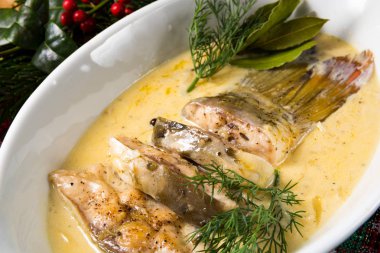 dereotu ve limon tereyağı sosu kızarmış Noel sazan