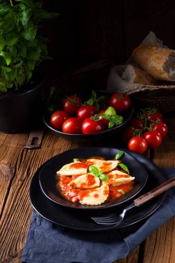 Fesleğenli domates soslu lezzetli Mantı bırakır