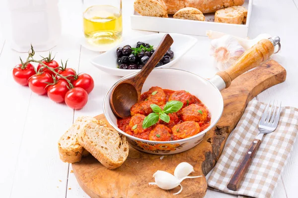 Gebackene Mini Frikadellen Tomatensauce Mit Basilikumblättern — Stockfoto