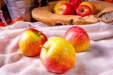 lezzetli Avrupa yengeç elma rustik arka plan üzerinde