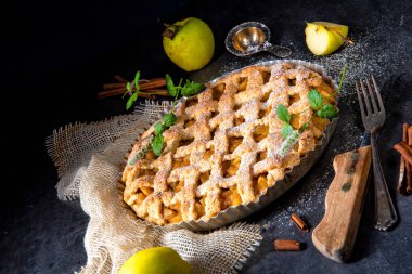 Kafes üst tabaka ile lezzetli elmalı turta
