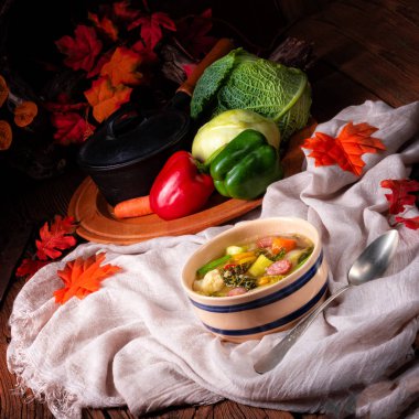 sosis ile lezzetli sonbahar sebze çorbası