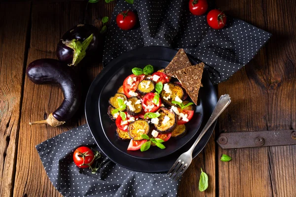 Auberginen Gegrillt Mit Aromatischem Feta Käse Und Tomaten — Stockfoto