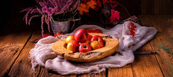 Resza Smaczne Jabłka Europejskiej Kraba Tle Rustykalnym — Zdjęcie stockowe