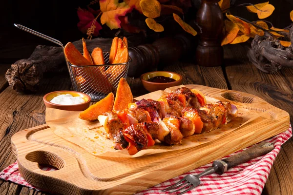 Zoete Aardappel Friet Met Pikante Paprika Sjasliek Houten Bord — Stockfoto