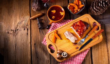 Ahşap tahta üzerinde mantar soslu baharatlı kavrulmuş et