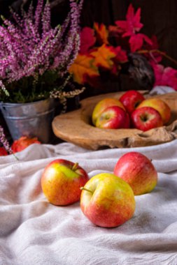 ReSH lezzetli Avrupa yengeç elma rustik arka plan üzerinde