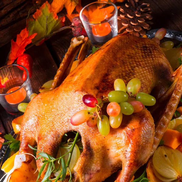 Delicious Crispy Honey Goose Metal Tray — Stock Photo, Image