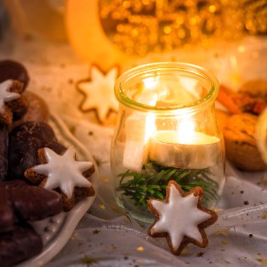 tealight lampion ile güzel bir Noel masa.