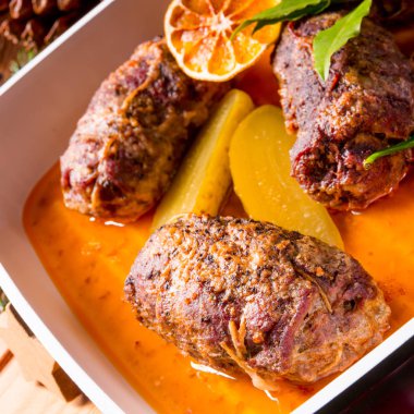 Erik ve pastırma dolgu ile kış sığır roulades 