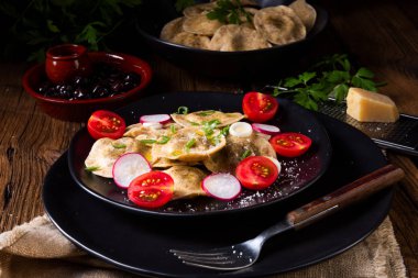 Zeytinyağı, domates ve turp ile lezzetli Mantı