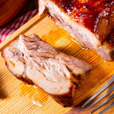 Ahşap tahta üzerinde mantar soslu baharatlı kavrulmuş et