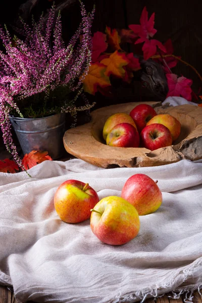 Resh Νόστιμα Μήλα Ευρωπαϊκό Καβούρι Ρουστίκ Φόντο — Φωτογραφία Αρχείου