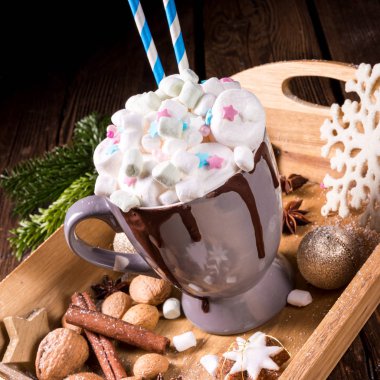 Renkli mini marşmelovlu sıcak çikolata.