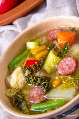 sosis ile lezzetli sonbahar sebze çorbası