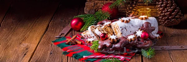 Leckerer Dresdner Christstollen Mit Marzipan Und Rosinen — Stockfoto