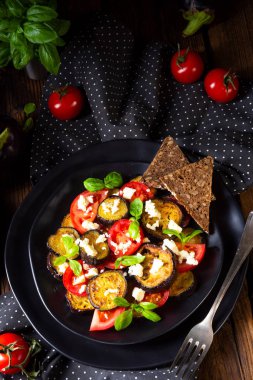 Aromatik beyaz peynir ve domates ile ızgara patlıcan