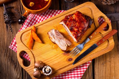 Ahşap tahta üzerinde mantar soslu baharatlı kavrulmuş et