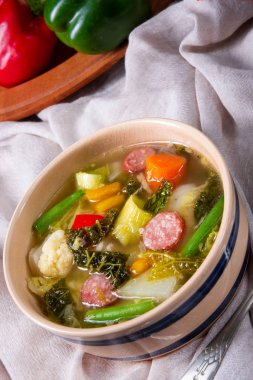 sosis ile lezzetli sonbahar sebze çorbası