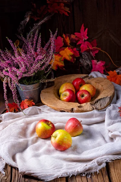 Frische Leckere Europäische Krabbenäpfel Auf Rustikalem Hintergrund — Stockfoto