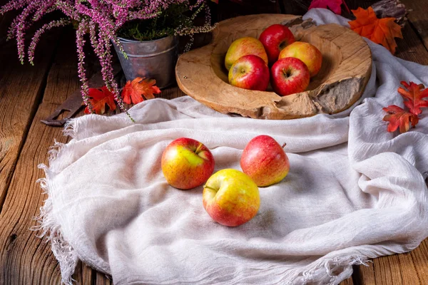 Resh Sabrosas Manzanas Cangrejo Europeo Sobre Fondo Rústico —  Fotos de Stock