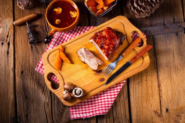 Ahşap tahta üzerinde mantar soslu baharatlı kavrulmuş et