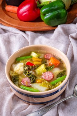 sosis ile lezzetli sonbahar sebze çorbası