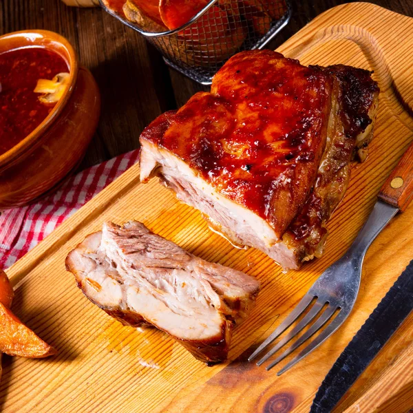 Viande Rôtie Épicée Avec Sauce Aux Champignons Sur Une Planche — Photo