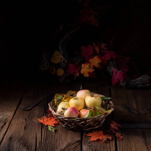 Frische Und Schmackhafte Reife Äpfel Korb — Stockfoto