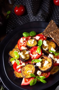 Aromatik beyaz peynir ve domates ile ızgara patlıcan