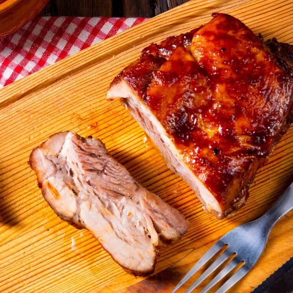 Viande Rôtie Épicée Avec Sauce Aux Champignons Sur Une Planche — Photo