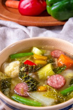 sosis ile lezzetli sonbahar sebze çorbası