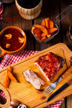 fırında mantar soslu baharatlı kavrulmuş et