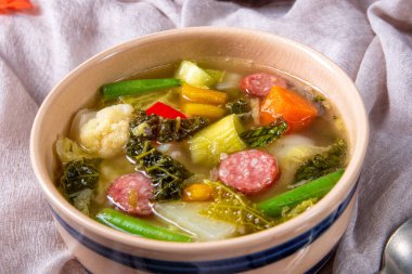 Sucuk ve pastırma kase lezzetli sonbahar sebze çorbası 