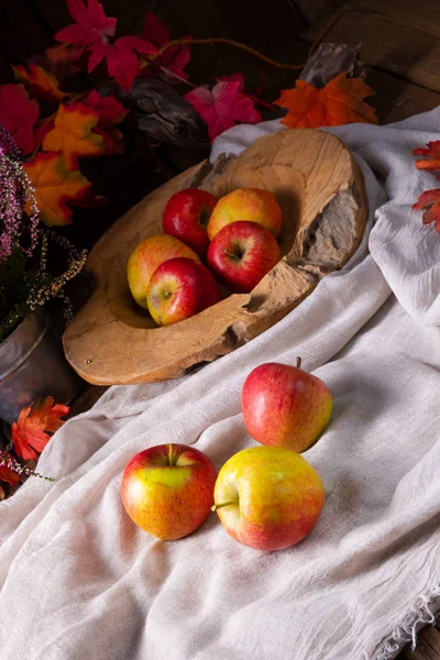 Houten Plaat Met Smakelijke Europese Krab Appels — Stockfoto