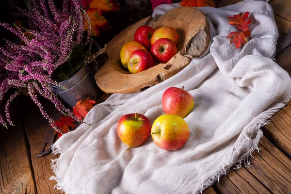 Wooden Plate Tasty European Crab Apples — Stock Photo, Image