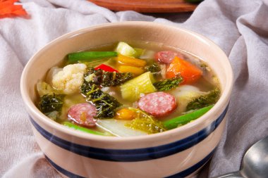 Sucuk ve pastırma kase lezzetli sonbahar sebze çorbası 