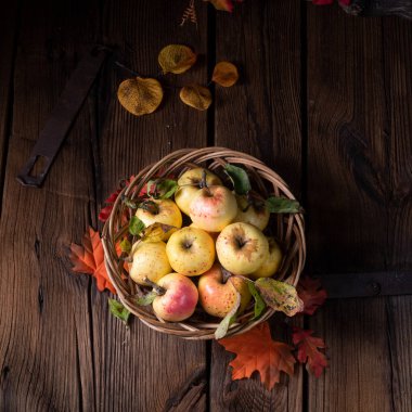 hasır sepet içinde taze ve lezzetli organik elma