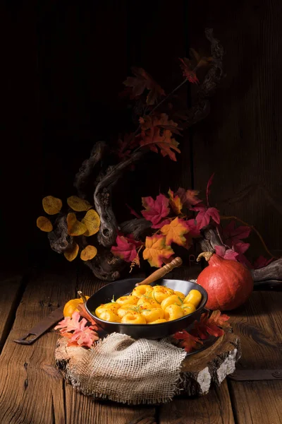 Schwarzer Teller Mit Leckeren Herbstlichen Knödeln Mit Hokkaido Kürbispüree — Stockfoto