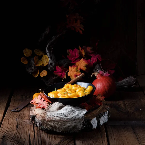 Черная Тарелка Вкусными Осенними Пельменями Пюре Тыквы Хоккайдо — стоковое фото