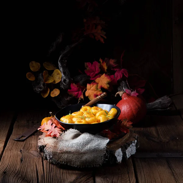 Plaque Noire Avec Délicieuses Boulettes Automnales Avec Purée Citrouille Hokkaido — Photo