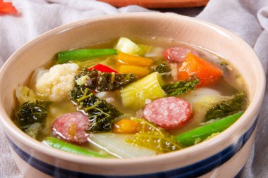 Sucuk ve pastırma kase lezzetli sonbahar sebze çorbası 