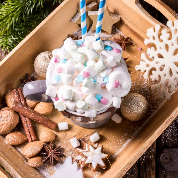 Kubek Gorącą Czekoladę Kolorowymi Mini Marshmallows Mix Drewniana Taca — Zdjęcie stockowe