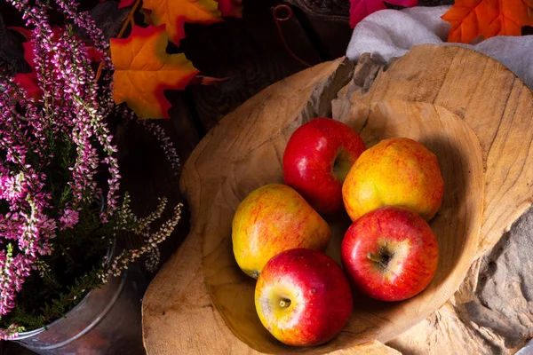Ξύλινο Πιάτο Νόστιμο Ευρωπαϊκό Καβούρι Μήλα — Φωτογραφία Αρχείου